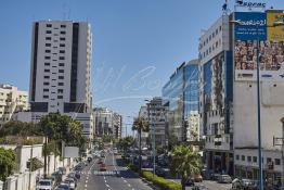 Image du Maroc Professionnelle de  Le prolongement de l'avenue Hassan II vers le sud rejoint le Boulevard Abdelmoumen qui presque comme tous les quartiers de Casablanca subit une transformation radicale. De part et d’autre du Boulevard Zerktouni, le nouveau quartier d’affaires de Casablanca, où les sièges d'une grande partie des plus importants groupes financiers du pays, banques, assurances, groupes de crédit ont élus domicile loin des encombrements quotidiens du centre-ville, Vendredi Juillet 2009. (Photo / Abdeljalil Bounhar) 